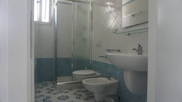 Douche, sĂšche-cheveux, bidet, serviettes fournies