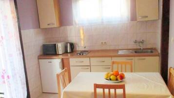 Kühlschrank, Ofen, Geschirrspüler, Kochgeschirr/Geschirr/Besteck