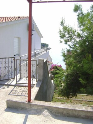 Property grounds - Apartments Zdenka, (3432), Okrug Donji, hr (Okrug Donji)