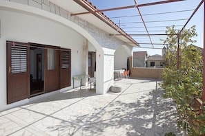 Outdoor dining - Apartments and rooms Zdravka, (11031), Baška Voda, hr (Baška Voda)