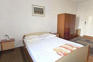 1 bedroom, Internet, bed sheets - Apartments and rooms Zdravka, (11031), Baška Voda, hr (Baška Voda)