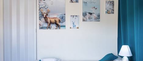 Cofres nos quartos, escrivaninha, ferros/tábuas de passar roupa