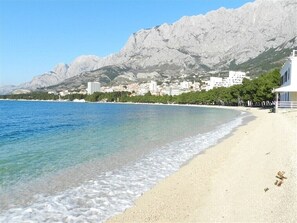 Una spiaggia nelle vicinanze
