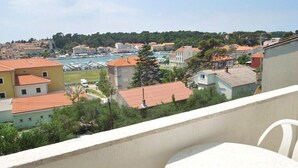Outdoor dining - Apartments Josica, (14317), Banjol, hr (Banjol)
