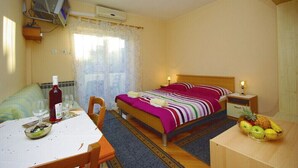 1 bedroom, internet, bed sheets