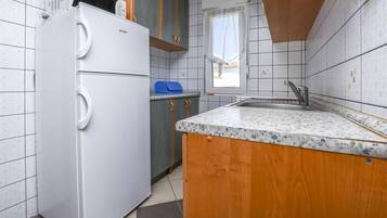 Réfrigérateur, micro-ondes, batterie de cuisine, vaisselle et ustensiles