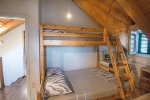 2 bedrooms, iron/ironing board, Internet, bed sheets