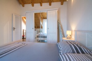 2 bedrooms, iron/ironing board, Internet, bed sheets