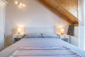 2 bedrooms, iron/ironing board, Internet, bed sheets