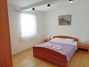 2 bedrooms, internet, bed sheets
