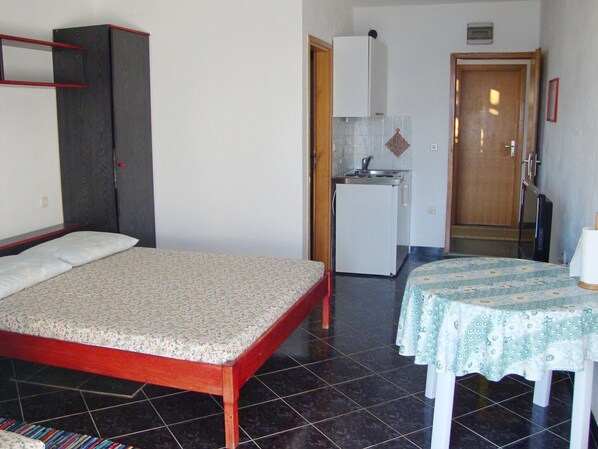 1 bedroom, internet, bed sheets