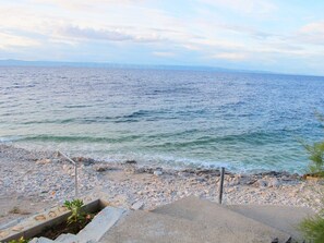 På stranden