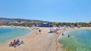 Una spiaggia nelle vicinanze