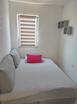 2 bedrooms, iron/ironing board, Internet, bed sheets