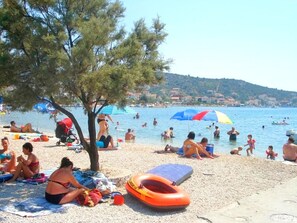 On the beach - Apartments Mirko, (11849), Vinišće, hr (Vinišce)