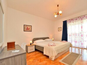 4 quartos, ferros/tábuas de passar roupa, acesso à internet