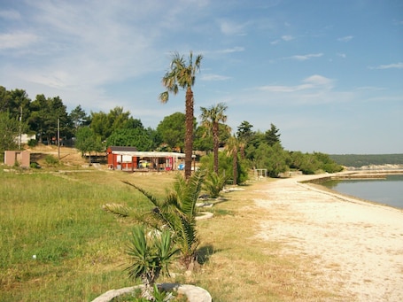 In Strandnähe. Ferienwohnungen Dušan, (15624), Gornji Karin, hr