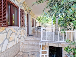 Outdoor dining - Apartments Dušan, (15624), Gornji Karin, hr (Gornji Karin)