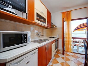 Réfrigérateur, micro-ondes, batterie de cuisine, vaisselle et ustensiles