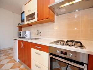 Fridge, microwave, cookware/dishes/utensils - Apartments Ljiljana, (15257), Nin, hr (Nin)