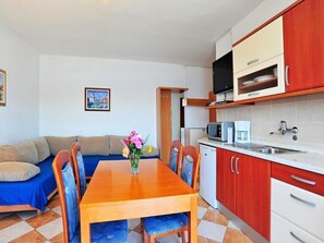 Fridge, microwave, cookware/dishes/utensils - Apartments Ljiljana, (15257), Nin, hr (Nin)
