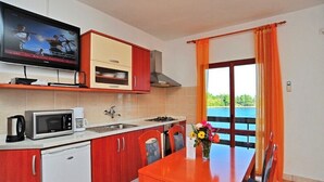 Fridge, microwave, cookware/dishes/utensils - Apartments Ljiljana, (15257), Nin, hr (Nin)