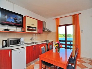 Fridge, microwave, cookware/dishes/utensils - Apartments Ljiljana, (15257), Nin, hr (Nin)
