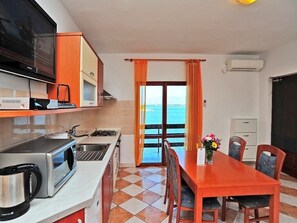 Kühlschrank, Mikrowelle, Kochgeschirr/Geschirr/Besteck