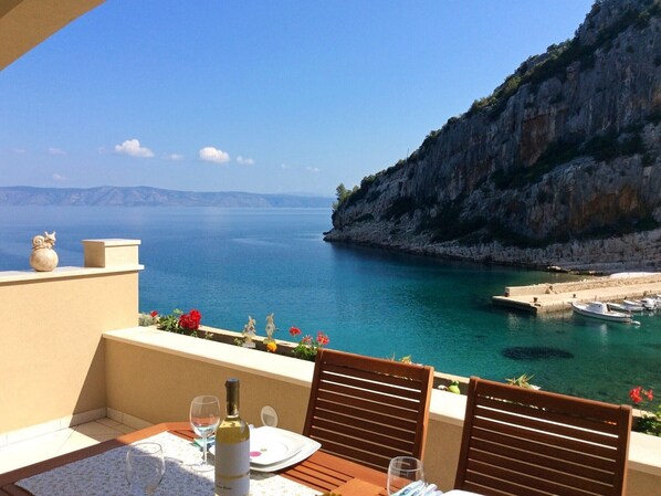 Outdoor dining - Apartments Lendis, (15085), Uvala Vela Stiniva, hr (Uvala Vela Stiniva)