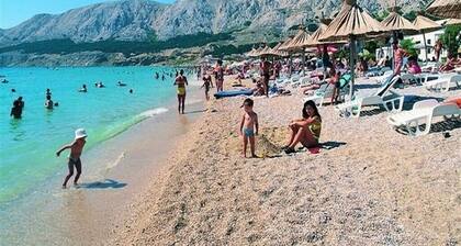 Ferienwohnungen und Zimmer Nikica, (14170), Baška, hr