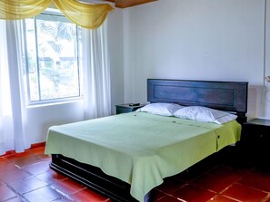 Habitación básica doble, 1 habitación, no fumadores | Ropa de cama hipoalergénica y accesible en silla de ruedas