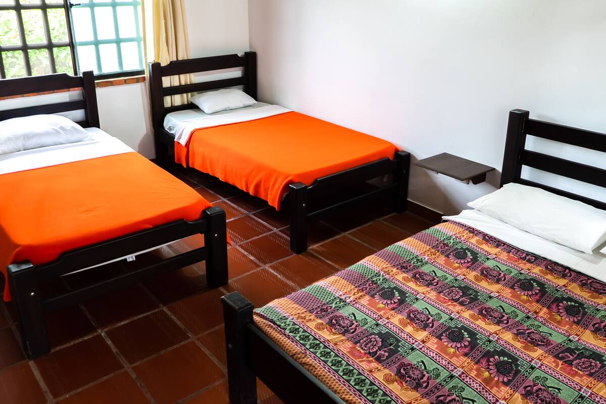 Habitación cuádruple básica, 1 habitación | Ropa de cama hipoalergénica