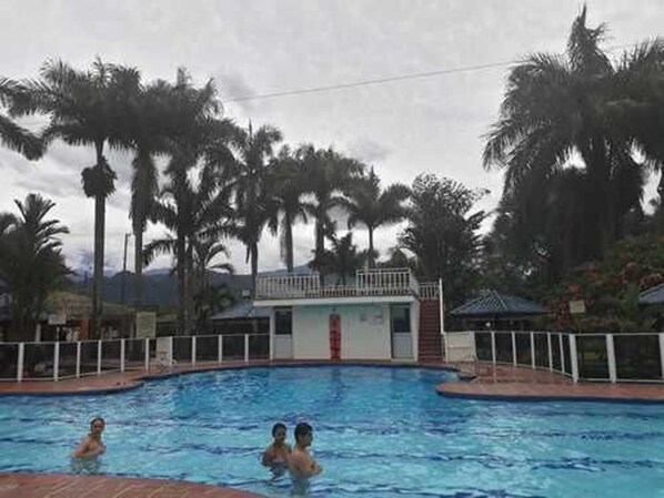 2 室外游泳池,池畔遮阳伞