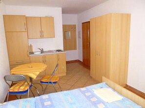 1 quarto, acesso à internet, roupa de cama