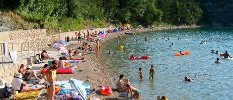 Una spiaggia nelle vicinanze
