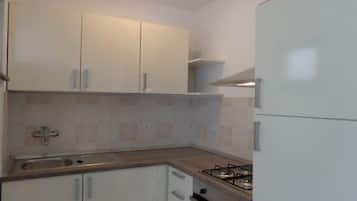 Frigorífico y utensilios de cocina