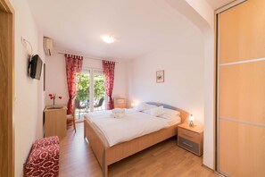 1 bedroom, internet, bed sheets