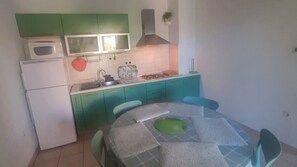 Fridge, microwave, cookware/dishes/utensils - Apartments Đurđica, (15438), Vir, hr (Vir)