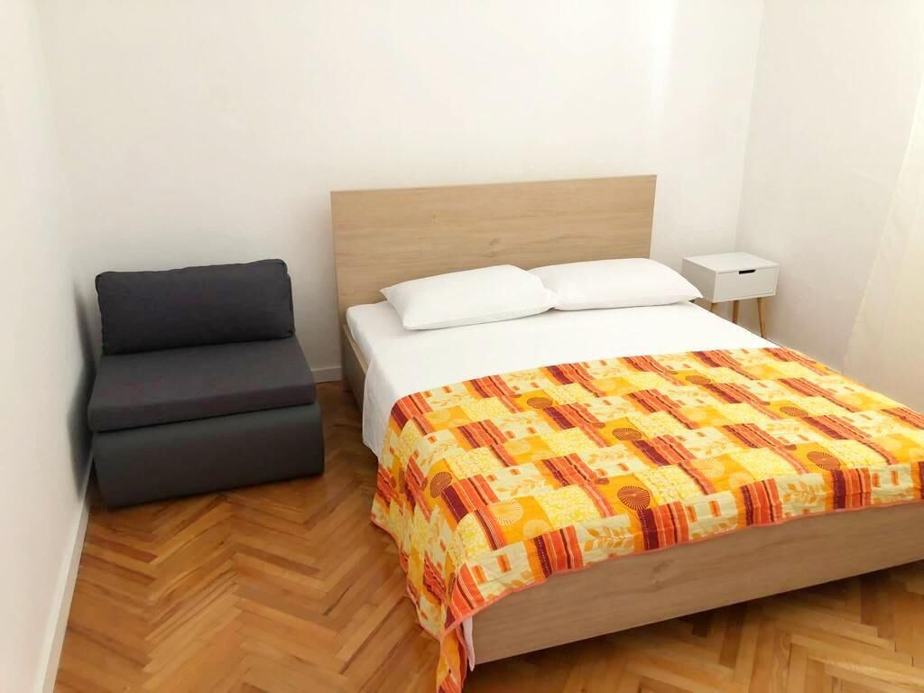 2 bedrooms, internet, bed sheets