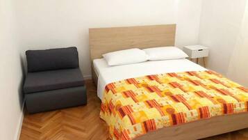 2 bedrooms, internet, bed sheets