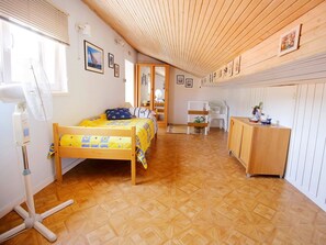 2 bedrooms, iron/ironing board, internet, bed sheets
