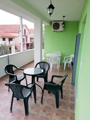 Outdoor dining - Apartments Kristina, (14938), Vodice, hr (Vodice)