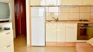 Fridge, microwave, cookware/dishes/utensils - Apartments Ivo, (2083), Pisak, hr (Pisak)