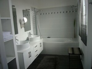 Baignoire, serviettes fournies, papier de toilette