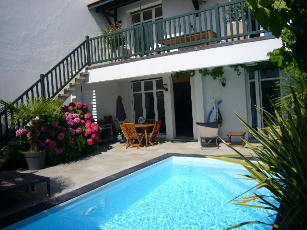 Een buitenzwembad en een verwarmd zwembad