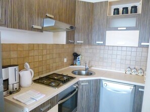 Fridge, oven, dishwasher, cookware/dishes/utensils