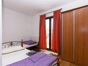 3 habitaciones, tabla de planchar con plancha, internet y ropa de cama 