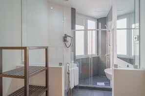 Dusche, Haartrockner, Handtücher