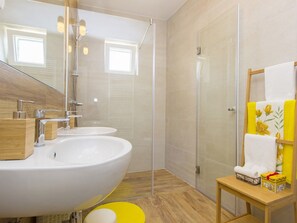 Shower - Holiday home Tomislav, (15564), Vinišce, hr (Vinišce)