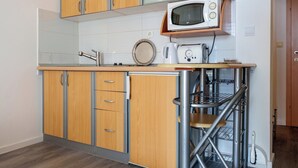 Fridge, microwave, toaster, cookware/dishes/utensils - Apartments Ruža, (10981), Baška Voda, hr (Baška Voda)